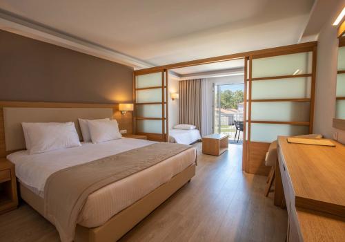 Paleros-Beach-Resort-Hotel-Family-Room